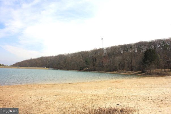 Exterior, Lake