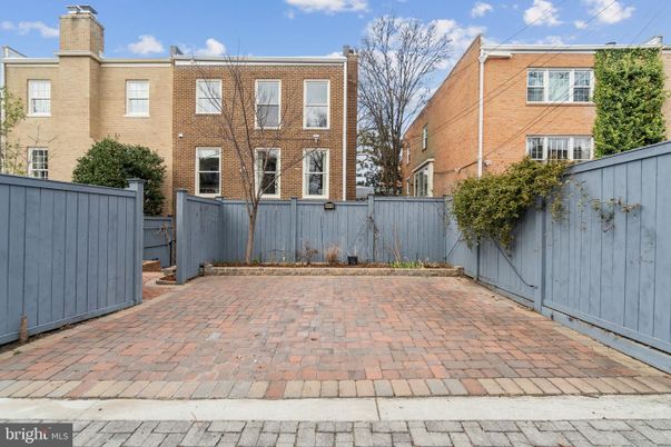 Exterior, Facade, Brick Facade, Rowhouse