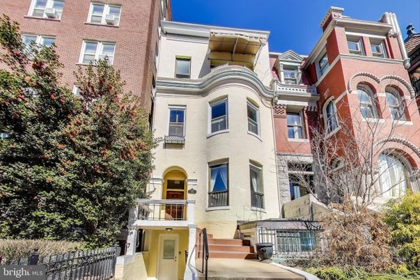 Exterior, Facade, Rowhouse