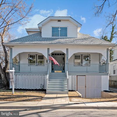 Exterior, Facade, American Foursquare