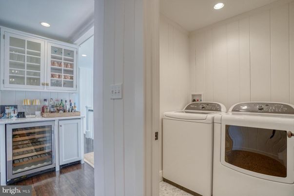 Interior, Recessed Lighting, Washer, Wood Texture Flooring
