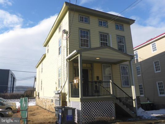 Exterior, Facade, American Foursquare