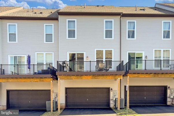 Attached, Exterior, Facade, Rowhouse