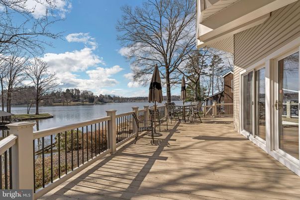 Exterior, Lake