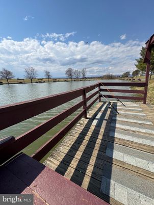 Exterior, Lake