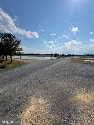Exterior, Lake