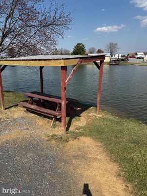 Exterior, Lake
