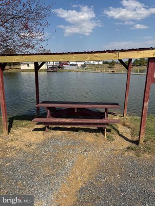 Exterior, Lake