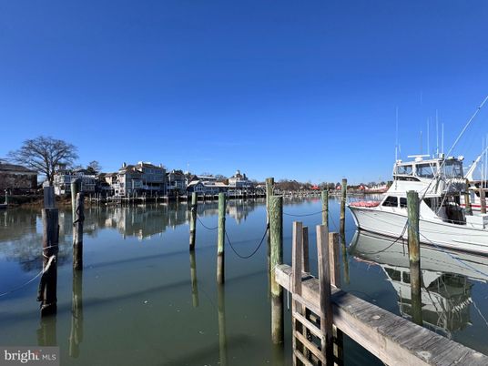 Exterior, Lake