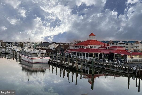 Exterior, Lake