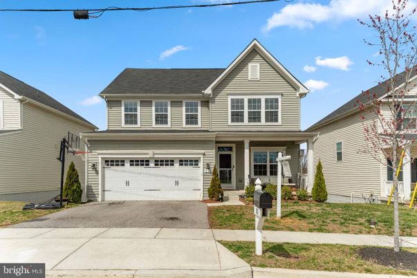 Attached, Exterior, Facade, American Craftsman