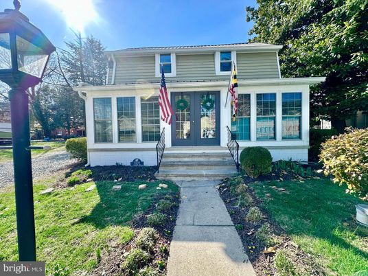Exterior, Facade, American Foursquare