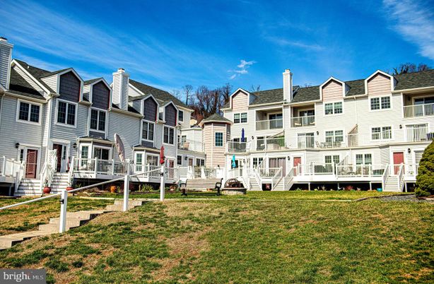 Backyard, Exterior, Facade, Rowhouse