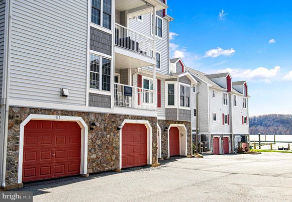 Attached, Exterior, Facade, Rowhouse
