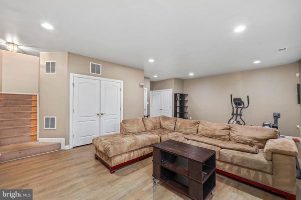 Fitness Equipment, Interior, Living room, Recessed Lighting, Wood Texture Flooring