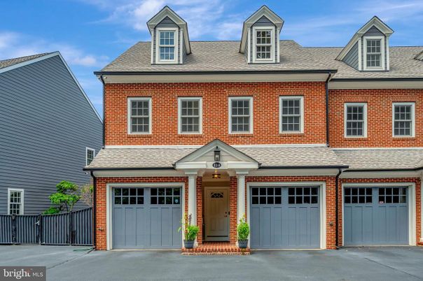 Attached, Exterior, Facade, Brick Facade, Georgian