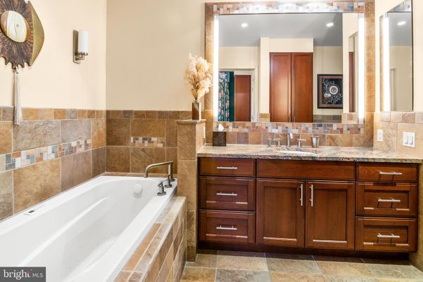 Bathroom, Dual Sink Vanities, Interior, Recessed Lighting