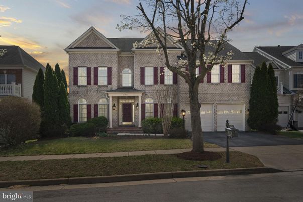 Attached, Exterior, Facade, Brick Facade, Georgian