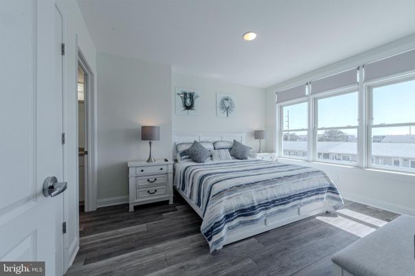Bedroom, Interior, Recessed Lighting, Water, Wood Texture Flooring