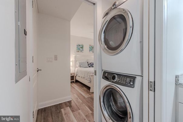 Bedroom, Interior, Utility Closets, Washer, Wood Texture Flooring