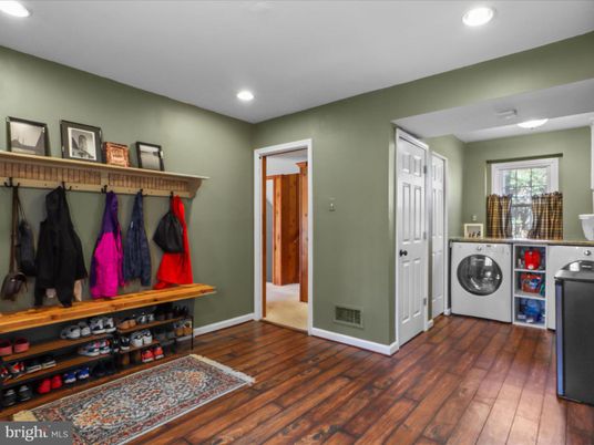Interior, Recessed Lighting, Washer, Wood Texture Flooring