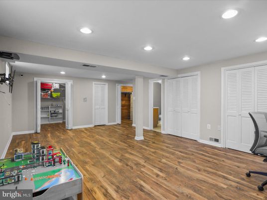 Interior, Recessed Lighting, Wood Texture Flooring