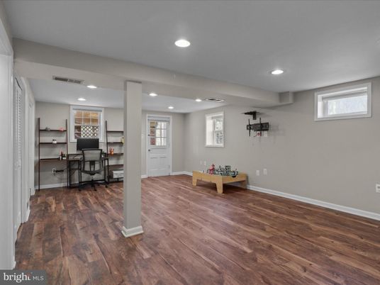 Interior, Recessed Lighting, Wood Texture Flooring