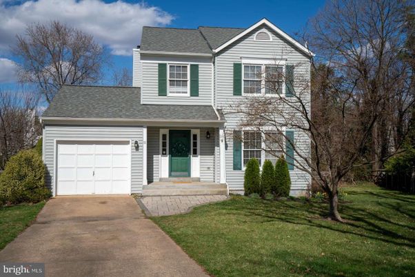 Attached, Exterior, Facade, Farmhouse