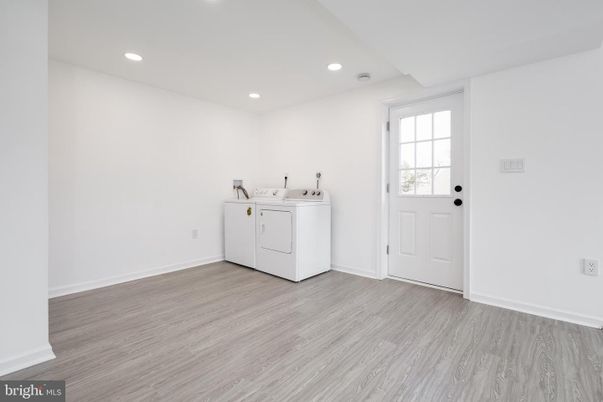 Interior, Recessed Lighting, Washer, Wood Texture Flooring