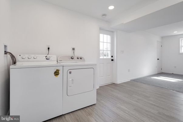 Interior, Recessed Lighting, Washer, Wood Texture Flooring