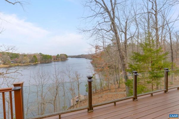 Exterior, Lake