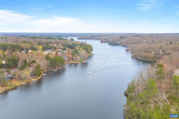 Exterior, Lake