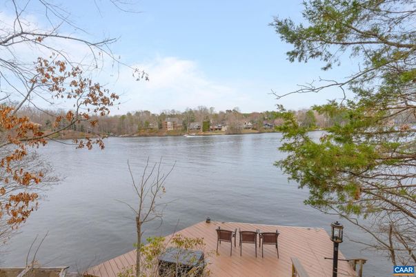 Exterior, Lake