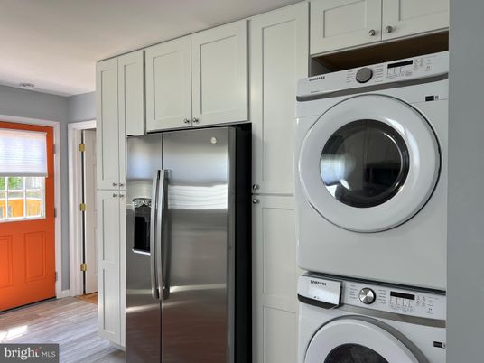 Interior, Kitchen, Utility Closets, Washer, Wood Texture Flooring