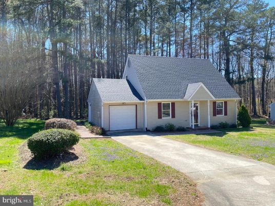 Attached, Exterior, Facade, Cape Cod