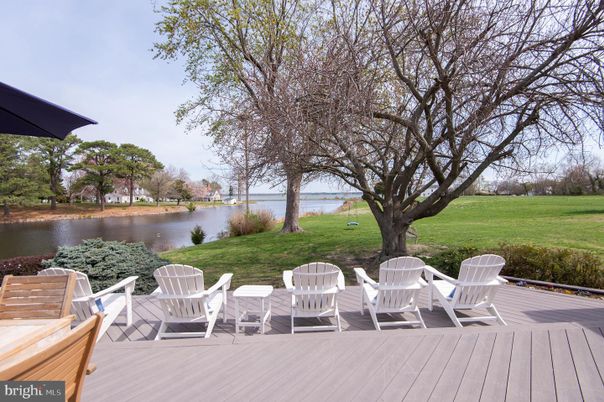 Exterior, Lake