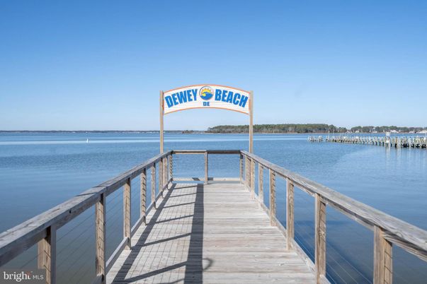 Exterior, Lake