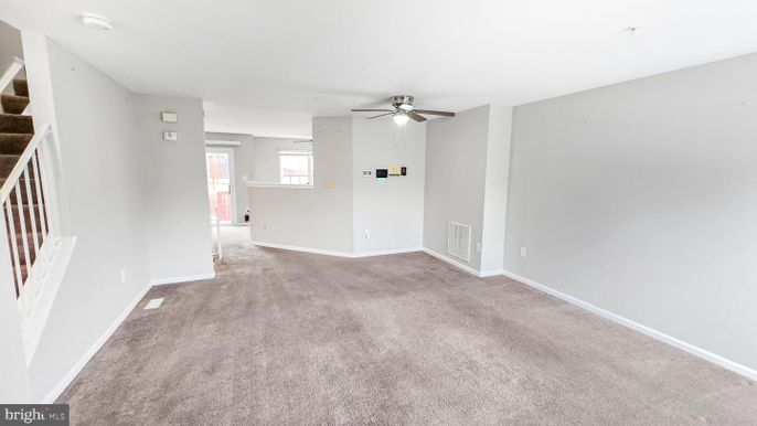 Empty room, Interior