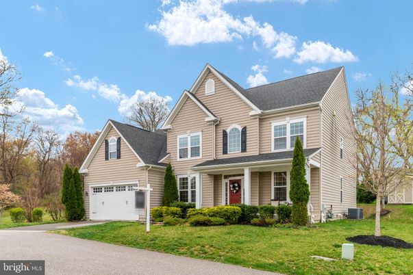 Attached, Exterior, Facade, Farmhouse