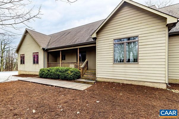 Exterior, Facade, Ranch