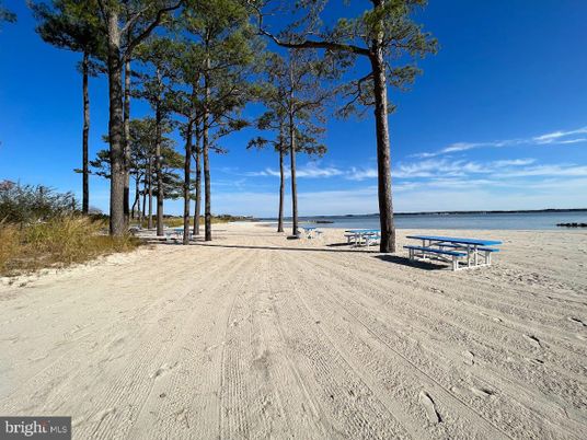 Exterior, Lake