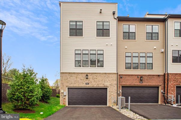 Attached, Exterior, Facade, Brick Facade, Rowhouse
