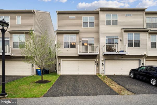 Attached, Exterior, Facade, Rowhouse