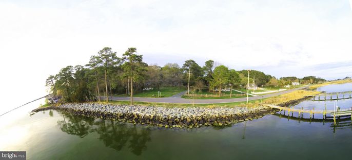 Exterior, Lake