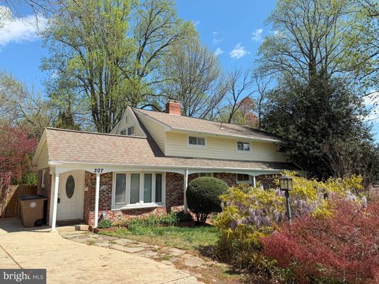 Exterior, Facade, Brick Facade, Cape Cod