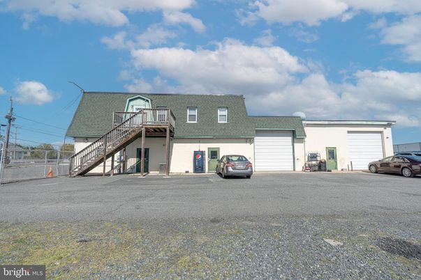 Attached, Exterior, Facade, None