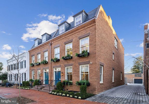 Exterior, Facade, Brick Facade, Rowhouse