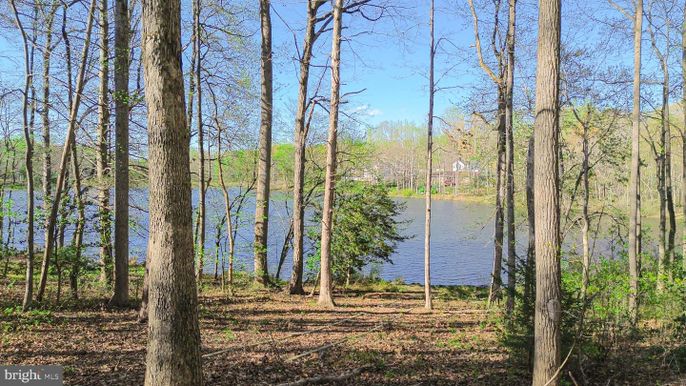 Exterior, Lake