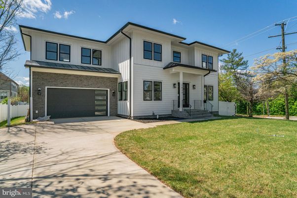 Attached, Exterior, Facade, Farmhouse