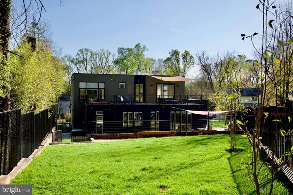 Backyard, Exterior, Facade, Modern